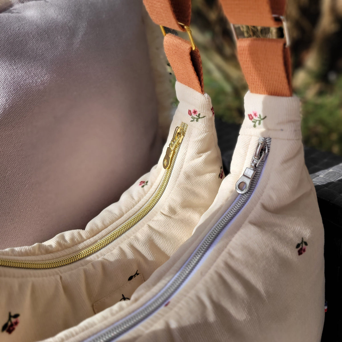 Sac demi-lune velours fleuri