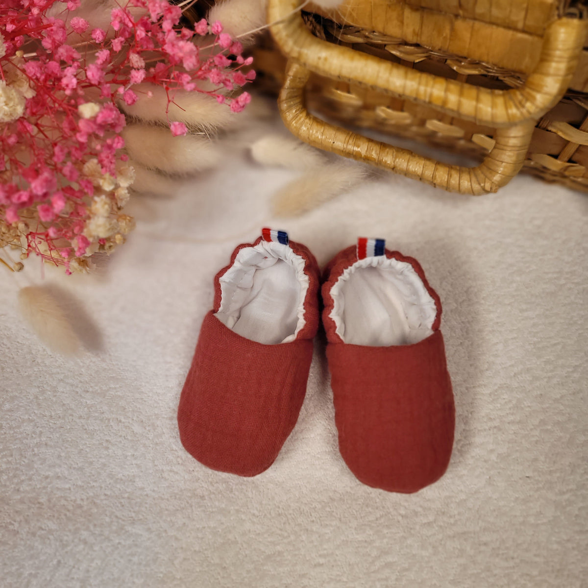 Chaussons bébé naissance double gaze rouge bois