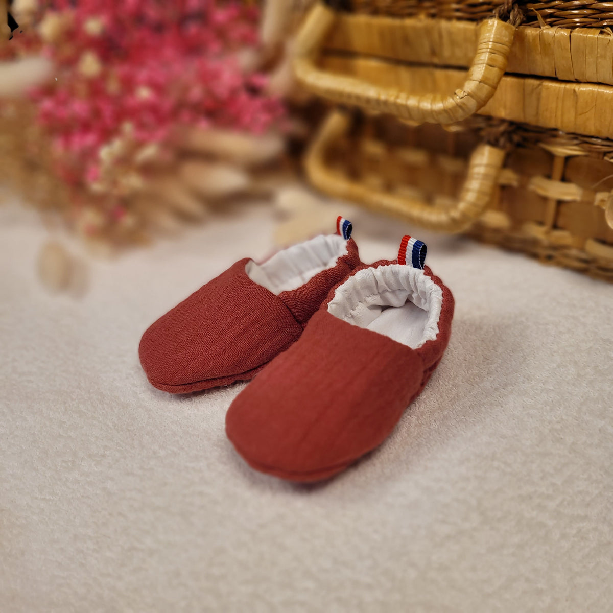 Chaussons bébé naissance double gaze rouge bois