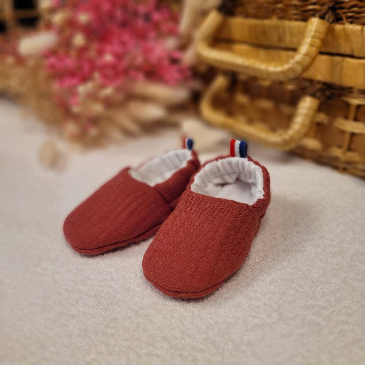 Chaussons bébé naissance double gaze rouge bois