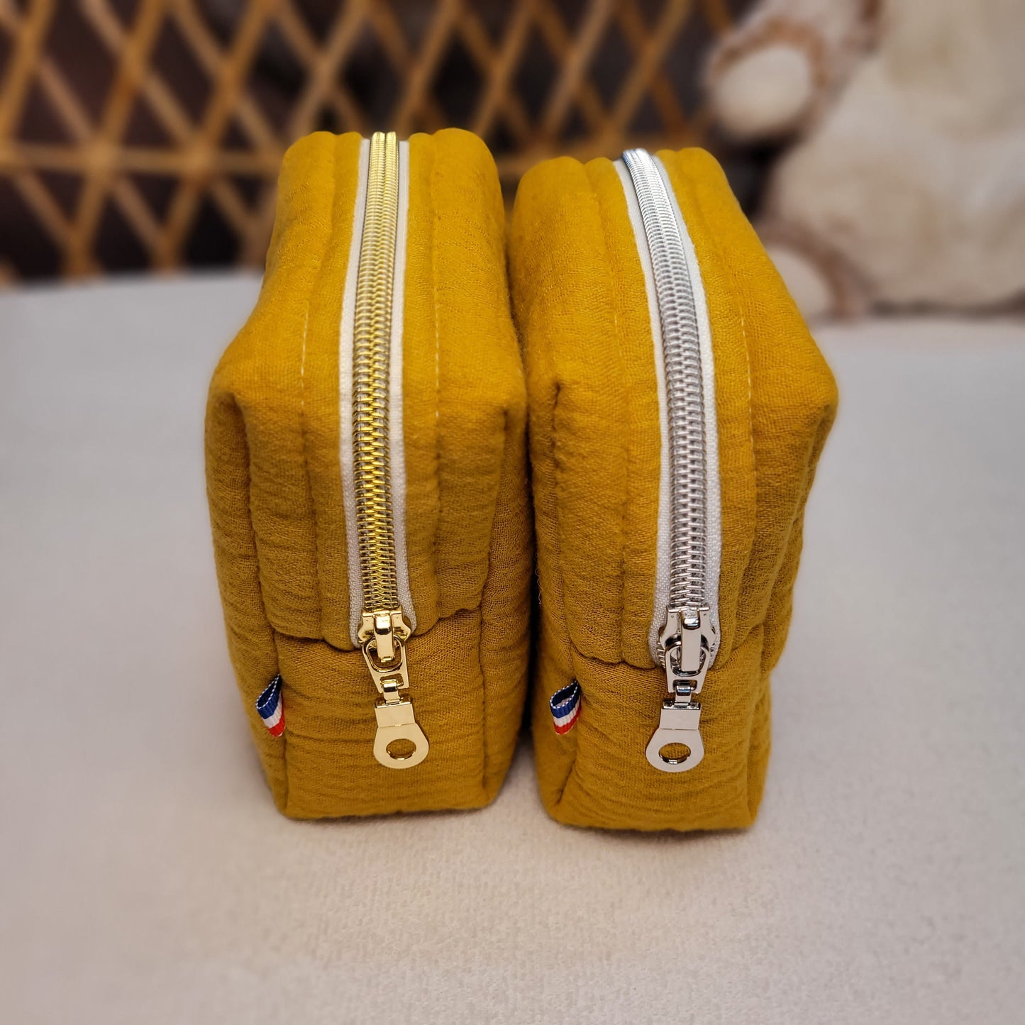 Petite trousse de toilette artisanale, fabriquée en France, jaune moutarde aux fermetures or ou argent